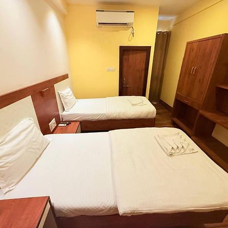 Shivam Hotel Varanasi - Near Kashi Vishwanath Temple With Parking And Lift Eksteriør billede