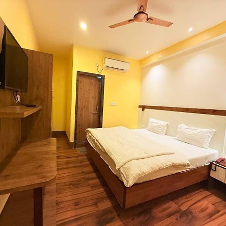 Shivam Hotel Varanasi - Near Kashi Vishwanath Temple With Parking And Lift Eksteriør billede