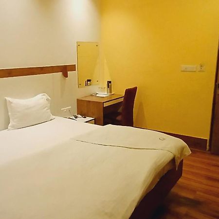 Shivam Hotel Varanasi - Near Kashi Vishwanath Temple With Parking And Lift Eksteriør billede