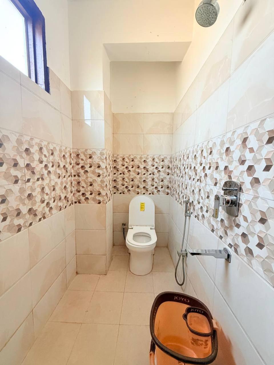 Shivam Hotel Varanasi - Near Kashi Vishwanath Temple With Parking And Lift Eksteriør billede