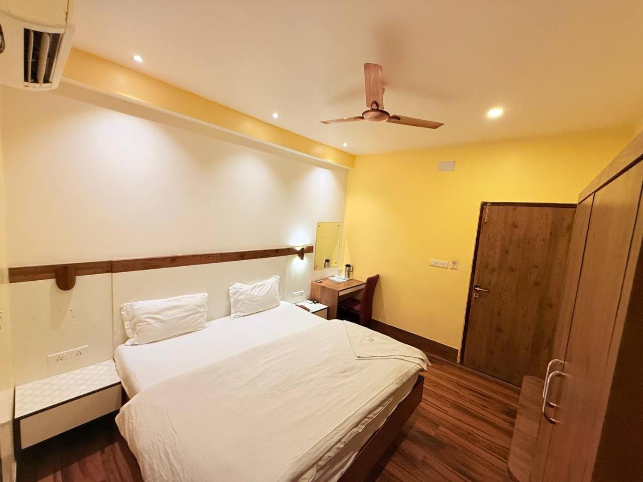 Shivam Hotel Varanasi - Near Kashi Vishwanath Temple With Parking And Lift Eksteriør billede