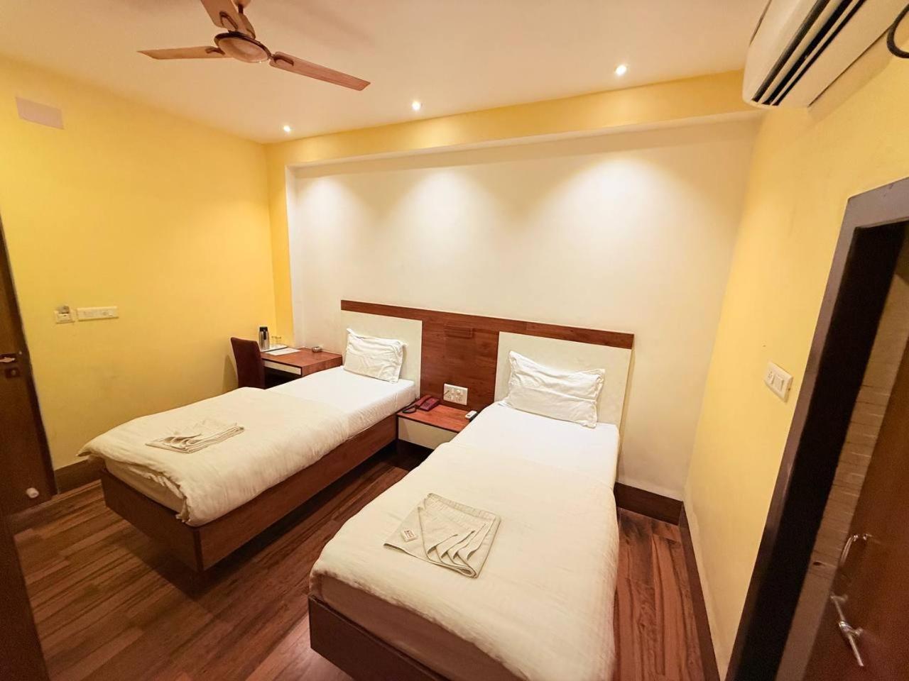 Shivam Hotel Varanasi - Near Kashi Vishwanath Temple With Parking And Lift Eksteriør billede