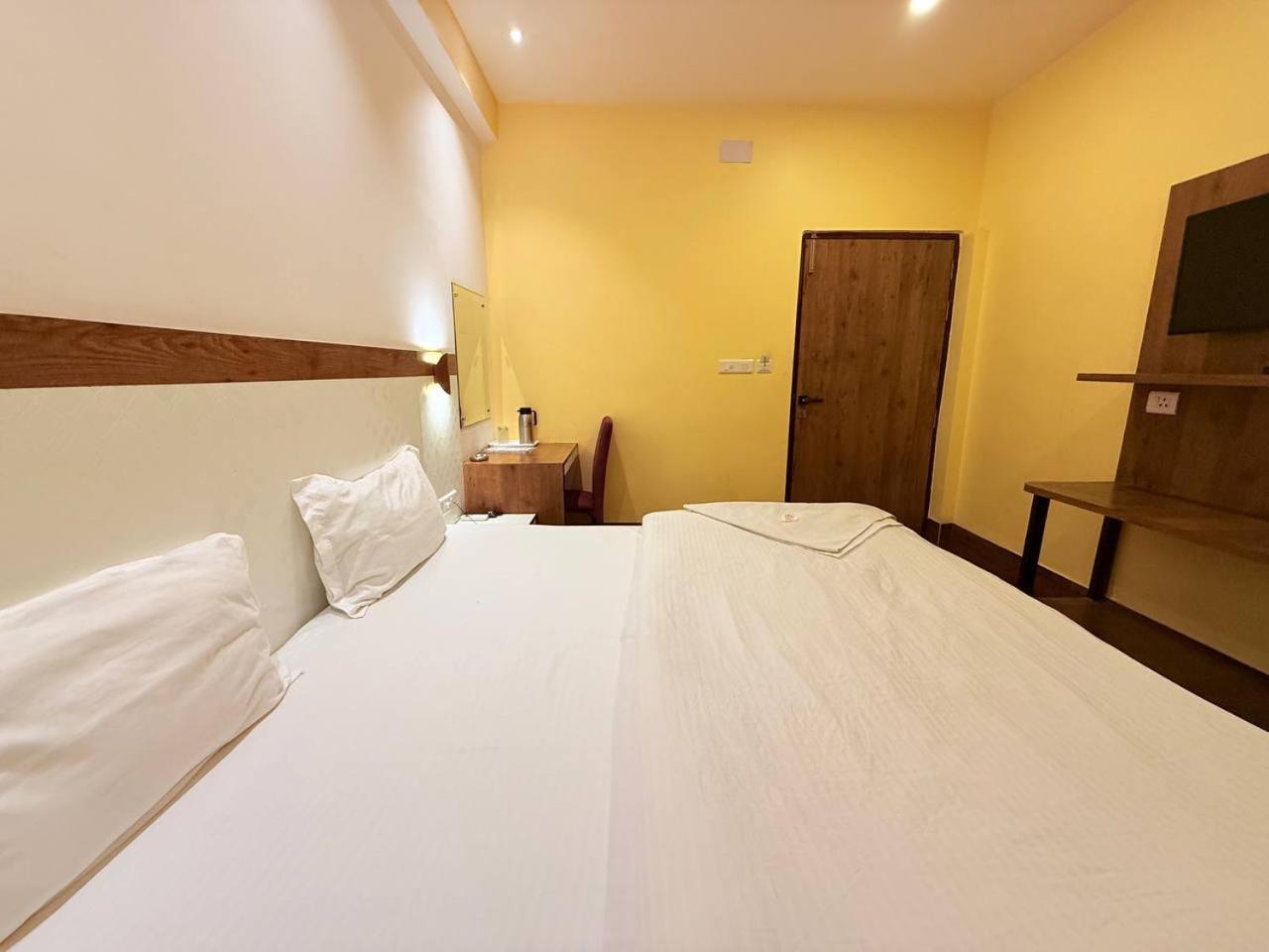 Shivam Hotel Varanasi - Near Kashi Vishwanath Temple With Parking And Lift Eksteriør billede