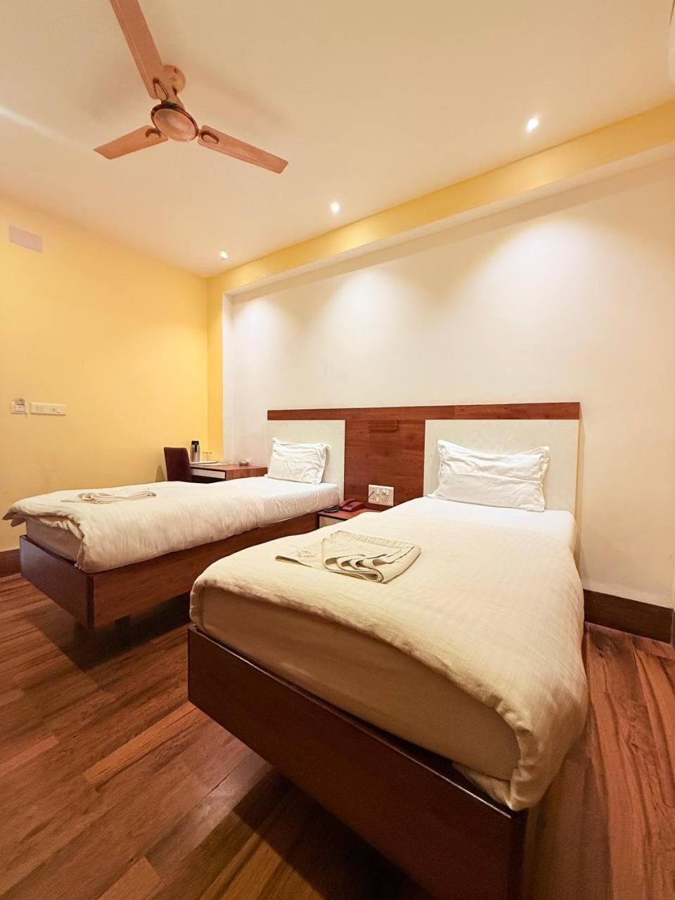 Shivam Hotel Varanasi - Near Kashi Vishwanath Temple With Parking And Lift Eksteriør billede