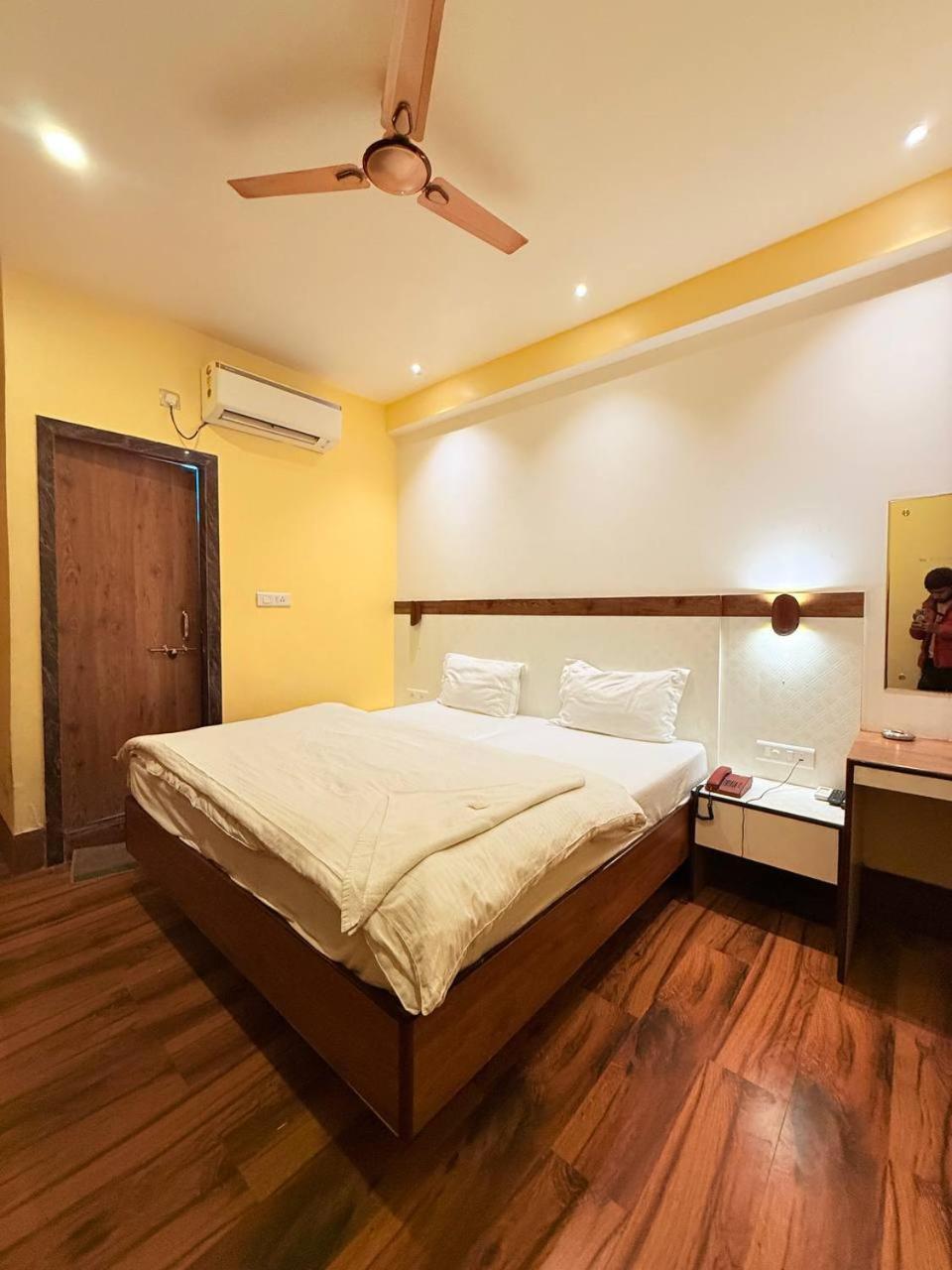 Shivam Hotel Varanasi - Near Kashi Vishwanath Temple With Parking And Lift Eksteriør billede