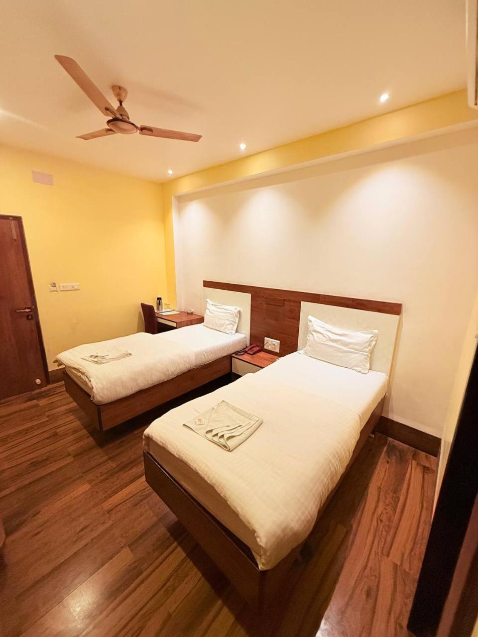 Shivam Hotel Varanasi - Near Kashi Vishwanath Temple With Parking And Lift Eksteriør billede