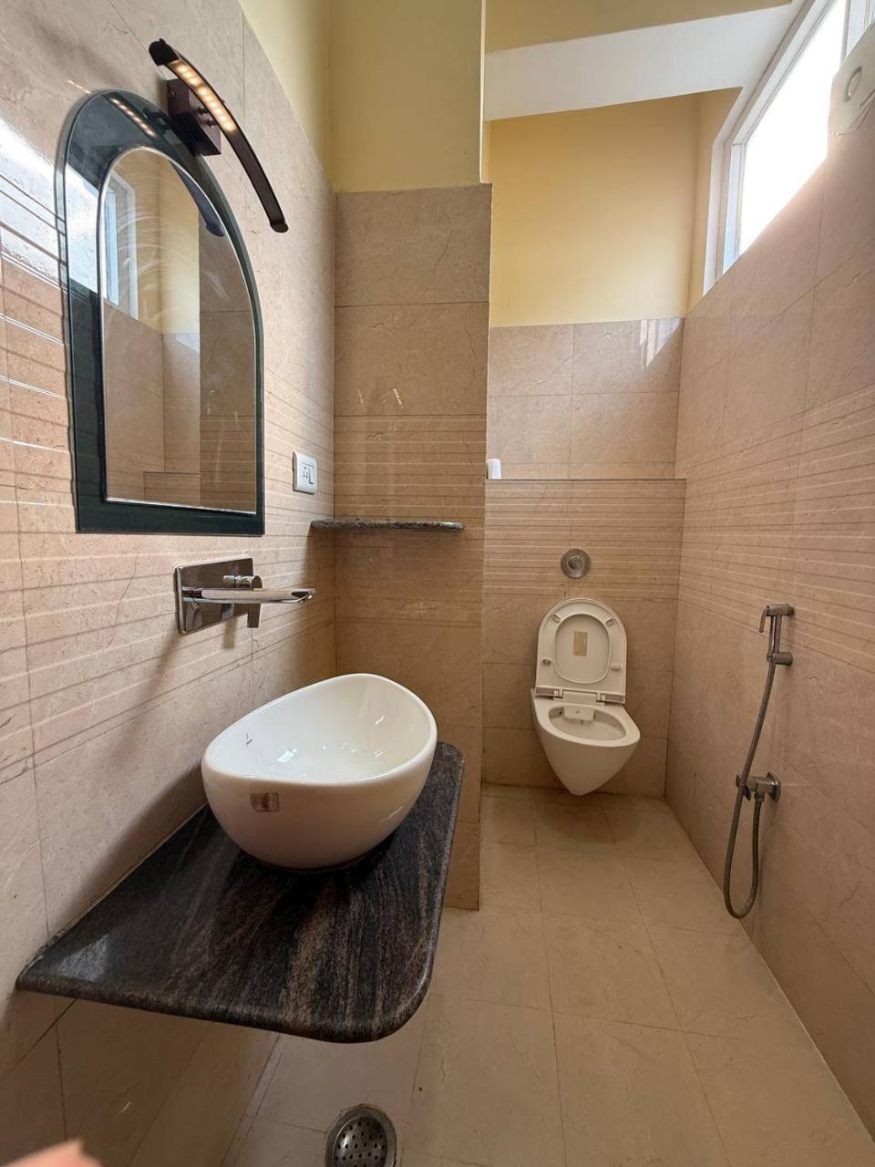 Shivam Hotel Varanasi - Near Kashi Vishwanath Temple With Parking And Lift Eksteriør billede