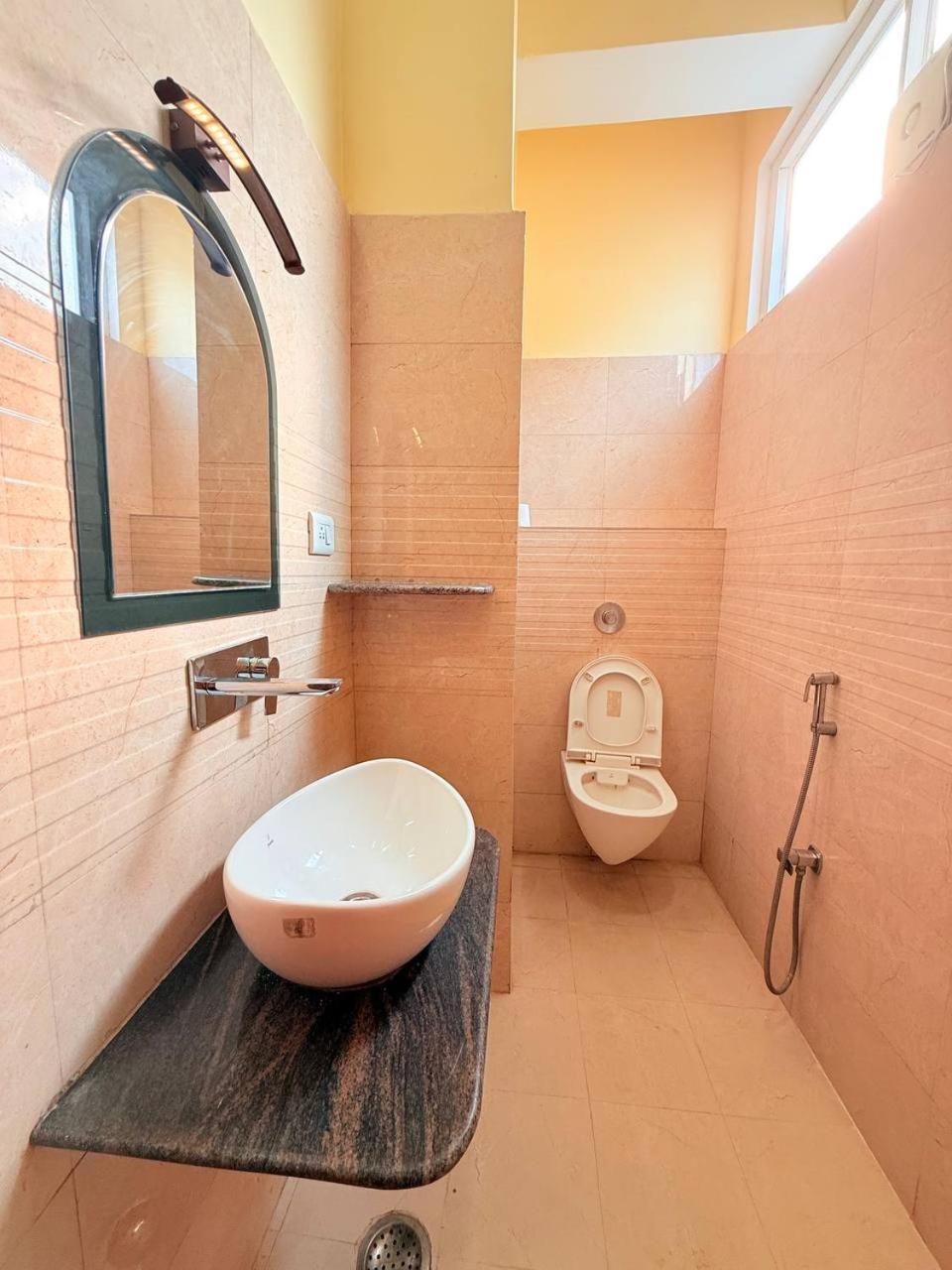 Shivam Hotel Varanasi - Near Kashi Vishwanath Temple With Parking And Lift Eksteriør billede