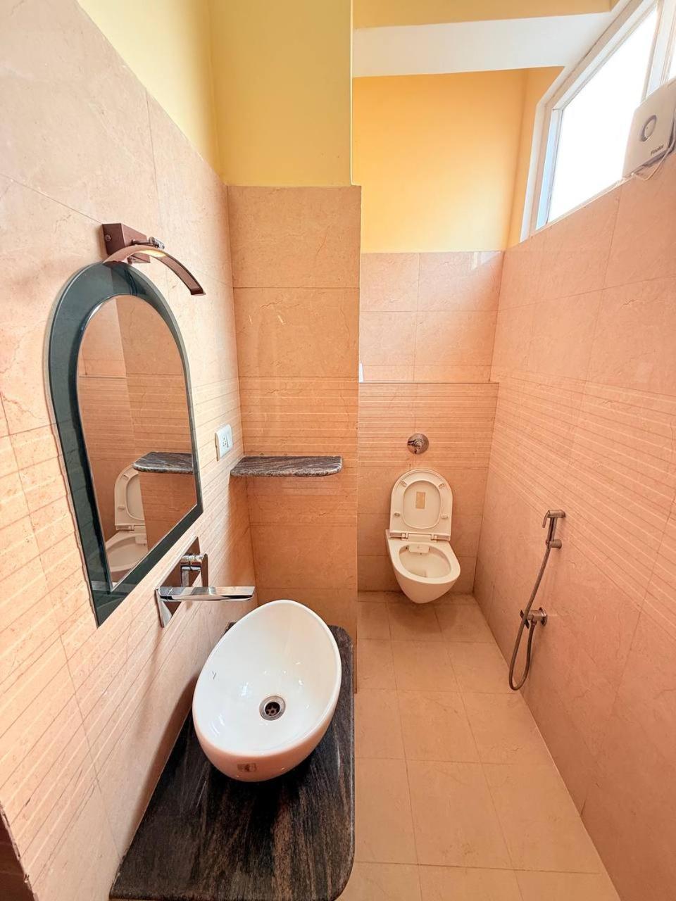 Shivam Hotel Varanasi - Near Kashi Vishwanath Temple With Parking And Lift Eksteriør billede