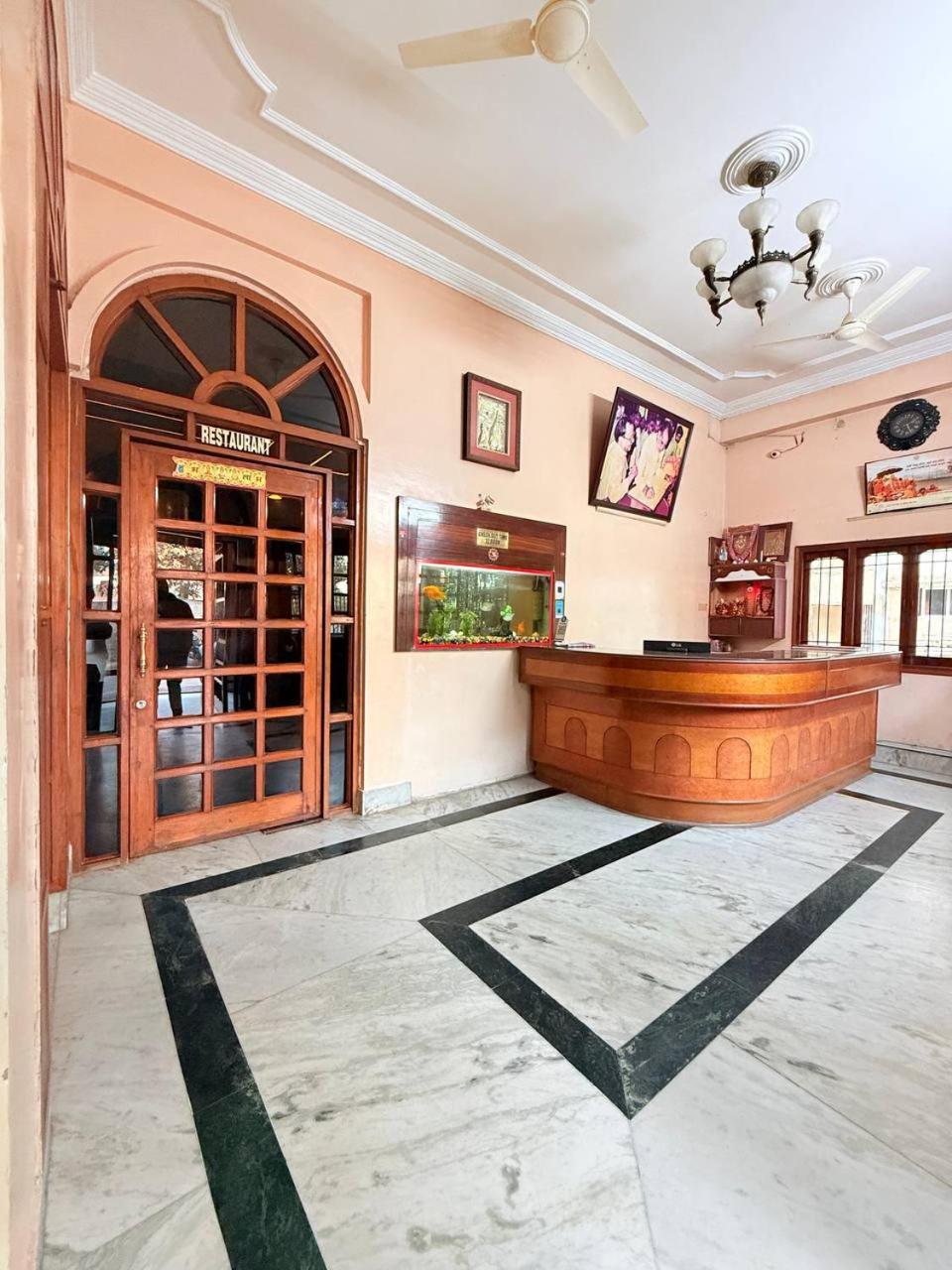 Shivam Hotel Varanasi - Near Kashi Vishwanath Temple With Parking And Lift Eksteriør billede