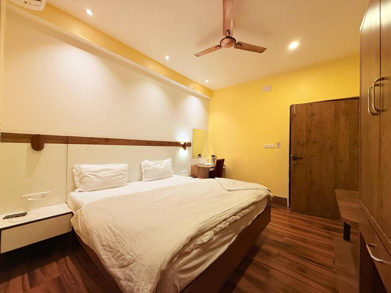 Shivam Hotel Varanasi - Near Kashi Vishwanath Temple With Parking And Lift Eksteriør billede