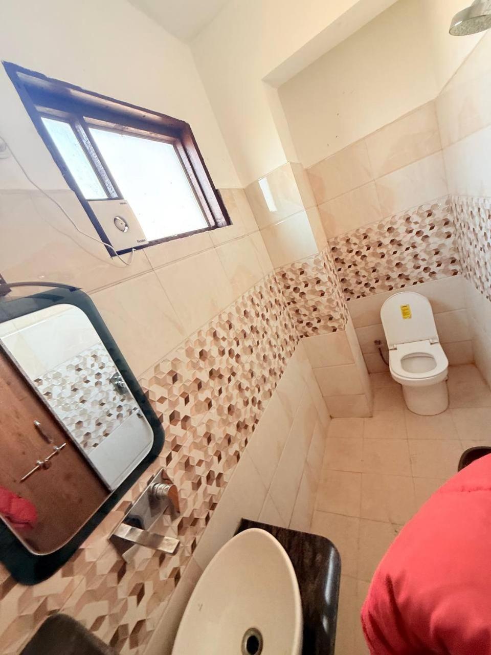 Shivam Hotel Varanasi - Near Kashi Vishwanath Temple With Parking And Lift Eksteriør billede