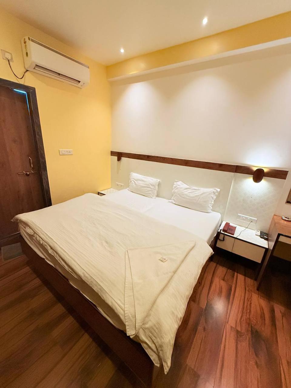 Shivam Hotel Varanasi - Near Kashi Vishwanath Temple With Parking And Lift Eksteriør billede