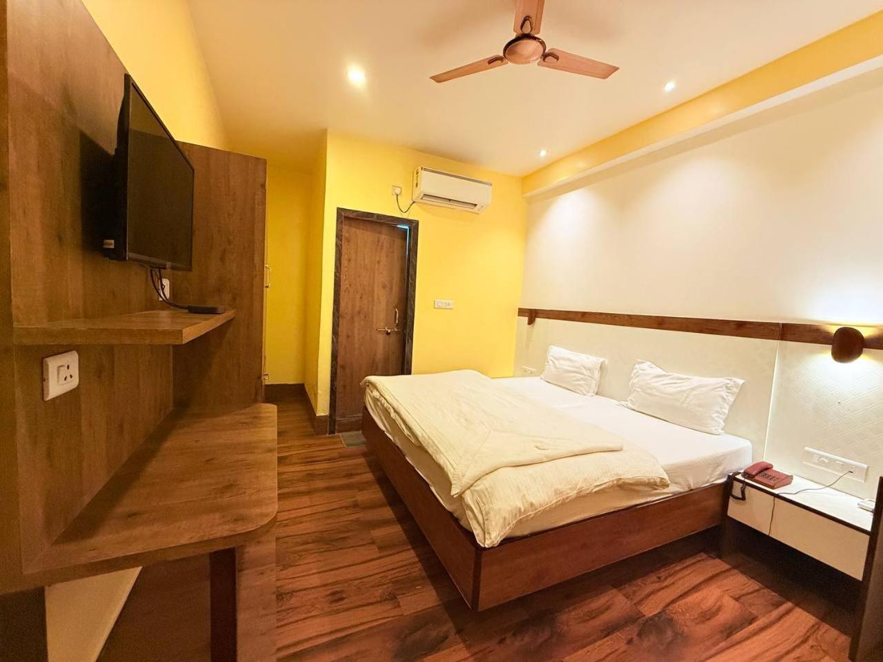 Shivam Hotel Varanasi - Near Kashi Vishwanath Temple With Parking And Lift Eksteriør billede