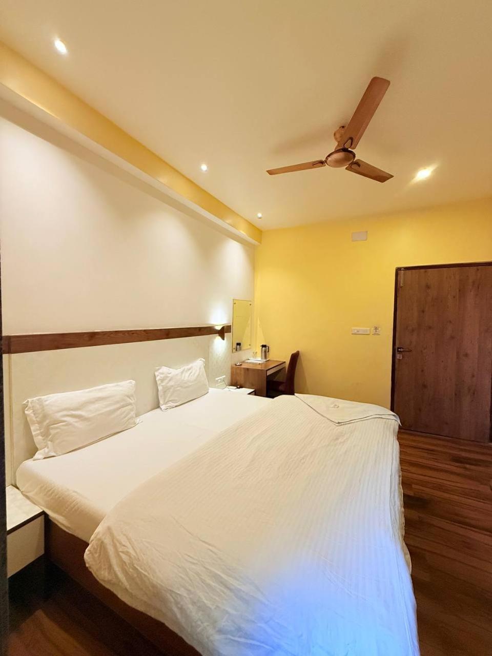 Shivam Hotel Varanasi - Near Kashi Vishwanath Temple With Parking And Lift Eksteriør billede