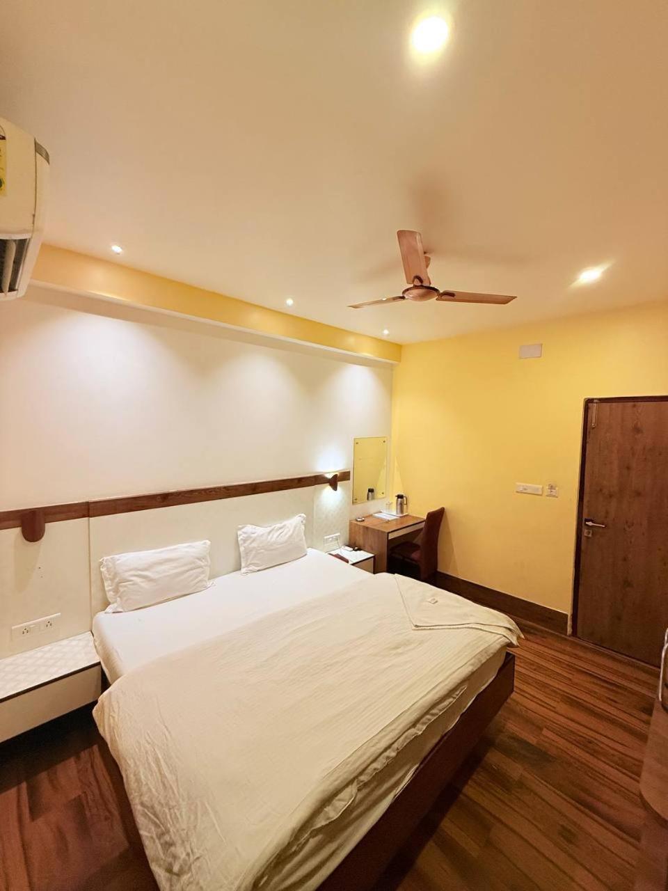 Shivam Hotel Varanasi - Near Kashi Vishwanath Temple With Parking And Lift Eksteriør billede