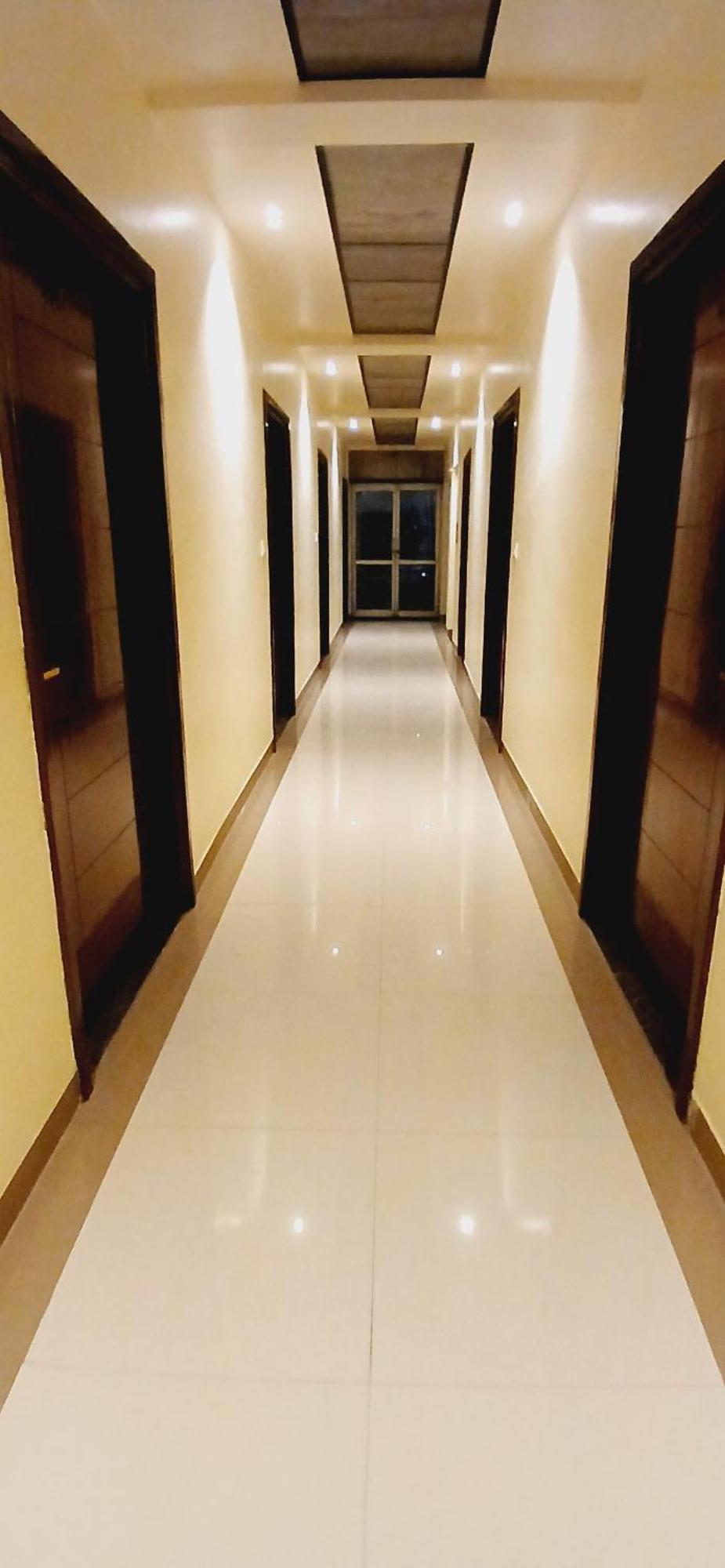 Shivam Hotel Varanasi - Near Kashi Vishwanath Temple With Parking And Lift Eksteriør billede