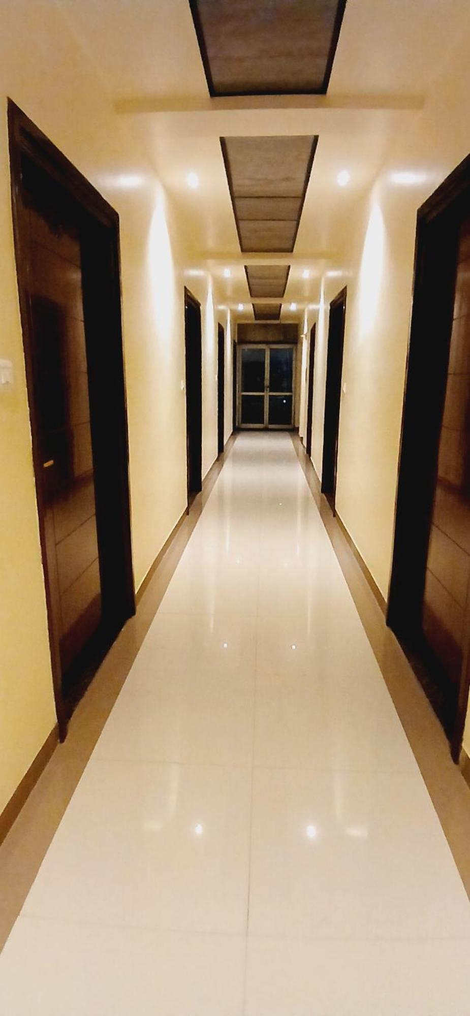 Shivam Hotel Varanasi - Near Kashi Vishwanath Temple With Parking And Lift Eksteriør billede
