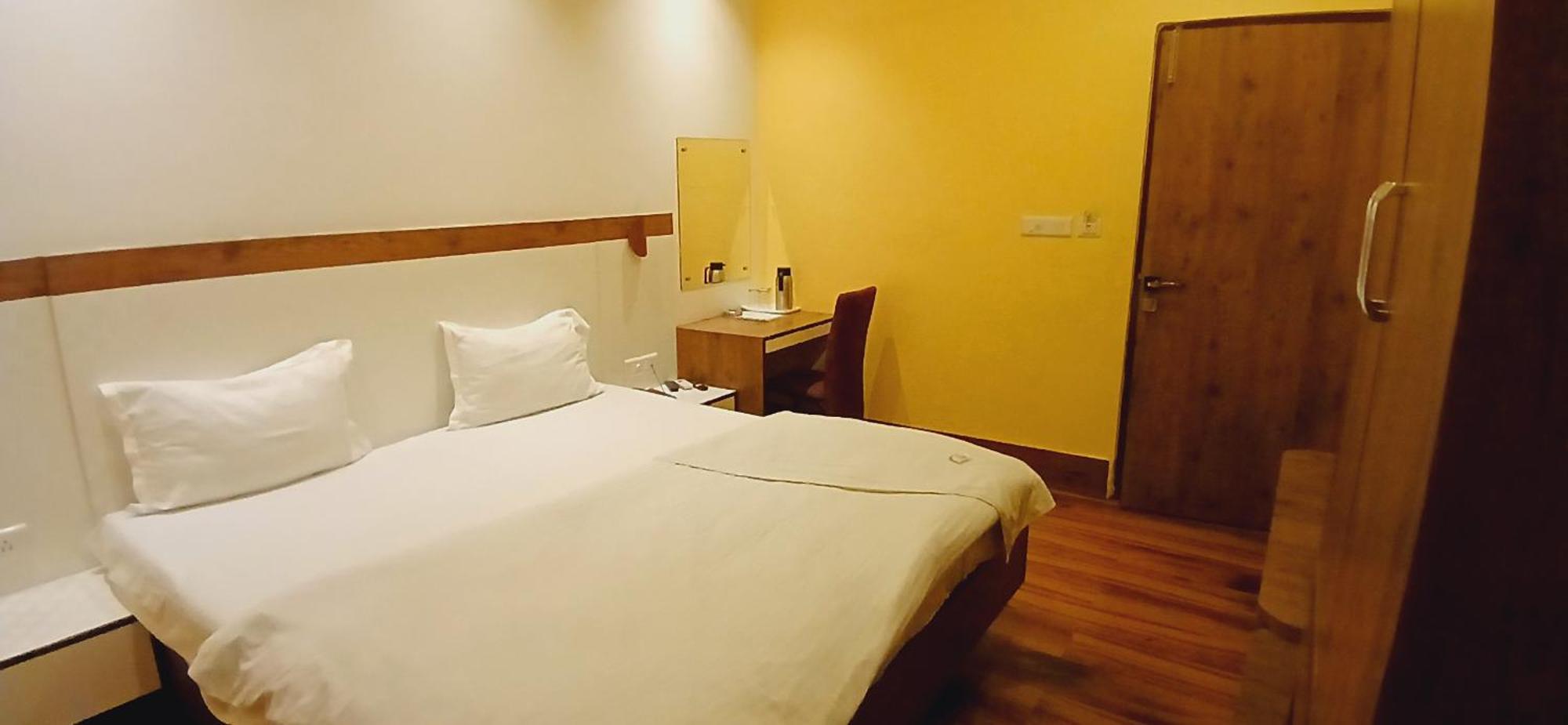 Shivam Hotel Varanasi - Near Kashi Vishwanath Temple With Parking And Lift Eksteriør billede